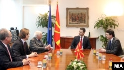Средба на премиерот Никола Груевски со посредникот на ОН Метју Нимиц на 20 февруари 2012 во Скопје.