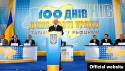 Микола Азаров під час прес-конфереції з приводу 100 днів роботи уряду, 22 червня 2010 року