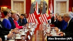 ABŞ-nyň prezidenti Donald Tramp Britaniýanyň premýer-ministri Tereza Maý bilen gepleşikleri geçirýär. London. 4-nji iýun, 2019 ý.