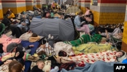 Люди ховаються в метро під час масованої російської атаки, Київ, 30 липня 2026 року