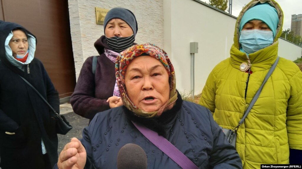Халида Акытхан обращается к репортеру перед воротами посольства Китая в Казахстане. Нур-Султан, 21 сентября 2021 года