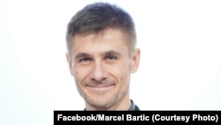 Profesorul de Istorie, Marcel Bartic, crede că profesorul nu trebuie să se limiteze la informațiile din manual, ci trebuie să prezinte lucrurile exact cum s-au întâmplat.