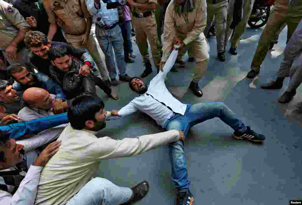 A supporter of a pro-India party is detained by police during a protest demanding the holding of a plebiscite in Srinagar, in the Indian state of Jumma and Kashmir. (Reuters/Danish Ismail)