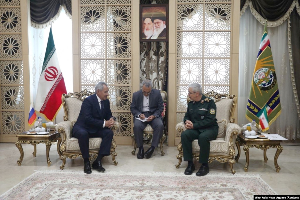 Shefi i ushtrisë i Iranit, gjeneralmajor Mohammad Bagheri (djathtas), gjatë takimit me shefin e Këshillit të Sigurimit rus, Sergei Shoigu, në Teheran më 5 gusht. Raportimet se Teherani po trajnonte ushtarë rusë për përdorimin e raketave iraniane, dolën pas këtij takimi midis zyrtarëve të lartë ushtarakë të Rusisë dhe Iranit.  