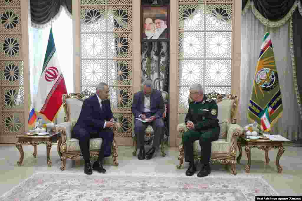 Șeful armatei iraniene, general-maior Mohammad Bagheri (dreapta), se întâlnește cu șeful Consiliului rus de securitate, Serghei Șoigu, la Teheran, pe 5 august 2024. După această întâlnire între înalți oficiali militari din Rusia și Iran au apărut informații conform cărora Teheranul instruiește soldații ruși ca să utilizeze rachetele iraniene.