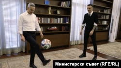 Премиерът Андрей Гюров и неговият съветник по спортните въпроси Димитър Бербатов