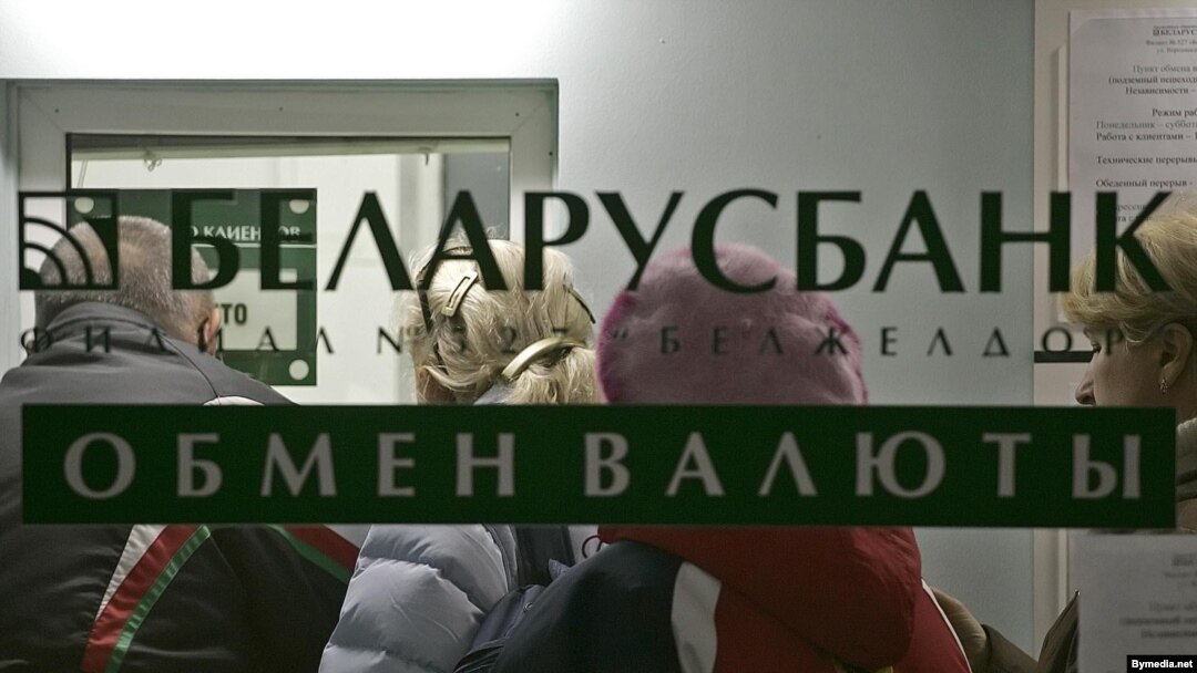 Белорусский Нацбанк рассчитывает на слабость доллара и может допустить девальвацию своей валюты на 15-20%