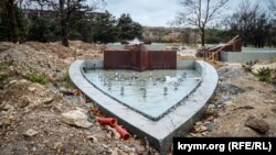 Один из недостроенных фонтанов в севастопольском парке Победы наполнен водой после дождя. Ноябрь 2018 года