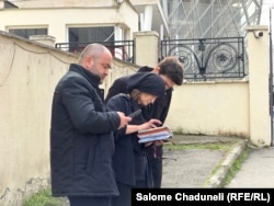 მარცხნიდან მარჯვნივ: ირაკლი კუპატაძე, გიგა ავალიანის ბიძა, ეკა კუპატაძე, გიგა ავალიანის დედა და ნიკა ავალიანი, გიგა ავალიანის ძმა.