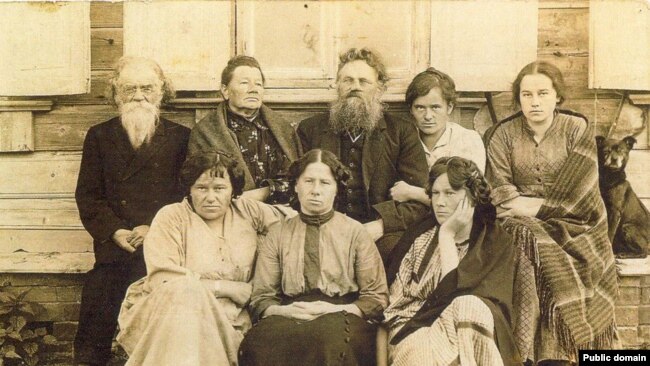 Grigory Potanin (second row from left) with the Adrianov family. 1915