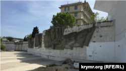 Граффити возле обелиска «Штык и парус», Севастополь