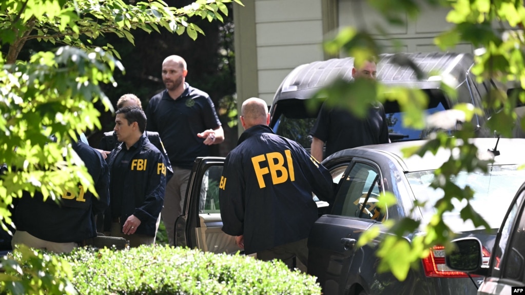 مأموران اف‌بی‌ای مقابل خانه جان بولتون