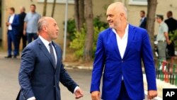 Архивска фотографија: Премиерите на Косово и на Албанија, Рамуш Харадинај и Еди Рама