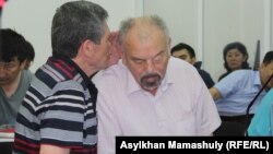 Тұңғышбай Жаманқұлов адвокаттарының бірімен сөйлесіп отыр. Алматы, 24 мамыр 2017 жыл