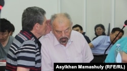 Актер Тунгышбай Жаманкулов (справа) со своим адвокатом. Алматы, 24 мая 2017 года.