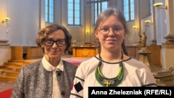 Тетяна Калита, очільниця Міжнародного інституту культурної дипломатії з учасницею хору «Щедрик»