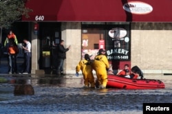 Salvatorii transportă locuitori ai New Yorkului scoși în bărci din casele lor după inundațiile ce au urmat furtunii Ida - New York, SUA, 2 septembrie 2021