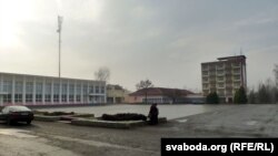 Цэнтральная плошча пасёлка – бяз помніка Леніна і бязьлюдная