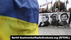 Під час однієї з численних акцій у Києві на підтримку Юлії Кузьменко, Андрія Антоненка і третьої обвинуваченої, військового медика Яни Дугарь (на портретах зліва направо)