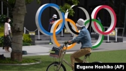 Логотип Олимпийских игр на улице Токио, иллюстрационное фото