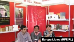 Iulian Ciocan, Octavian Șovian și traducătoarea Jitka Lukesova la tîrgul de la Praga