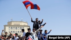 Ermeni protest lideri Nikol Paşiniýanyň tarapdarlary. 2-nji maý, 2018 ý.