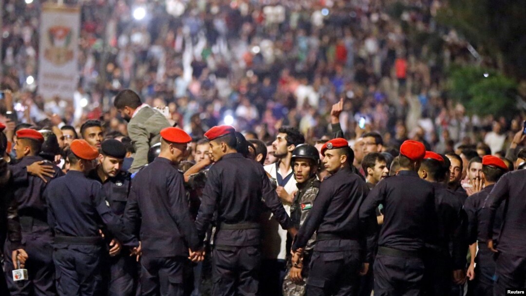 حضور پرشمار مأموران امنیتی اردن در تجمع شامگاه شنبه در برابر دفتر نخست‌وزیر این کشور.