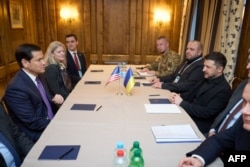 Secretarul de stat american Marco Rubio (stânga) se întâlnește cu președintele ucrainean Volodimir Zelenski (dreapta) și echipa sa la München, 14 februarie 2026.