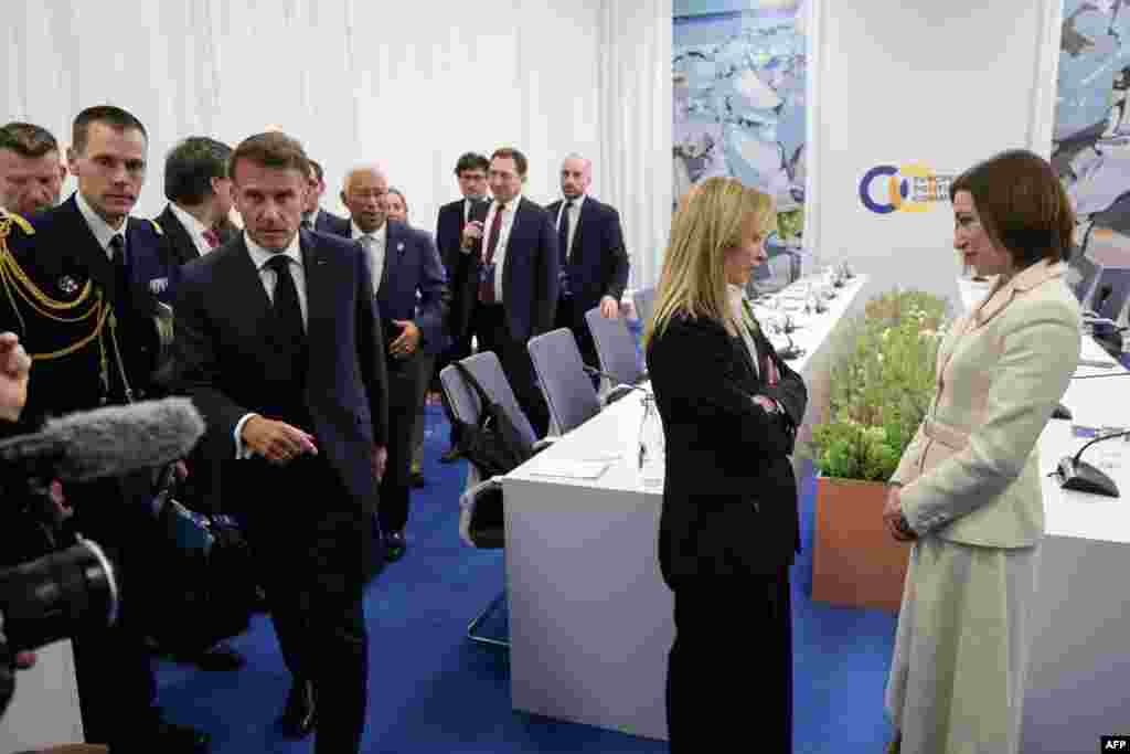 Prim-ministra Italiei, Giorgia Meloni, și președinta Moldovei, Maia Sandu, discută în timp ce președintele Franței, Emmanuel Macron, părăsește sala după o reuniune în sprijinul Moldovei, în cadrul celui de-al 8-lea summit al Comunității Politice Europene (CPE) de la Erevan, pe 4 mai 2026. 