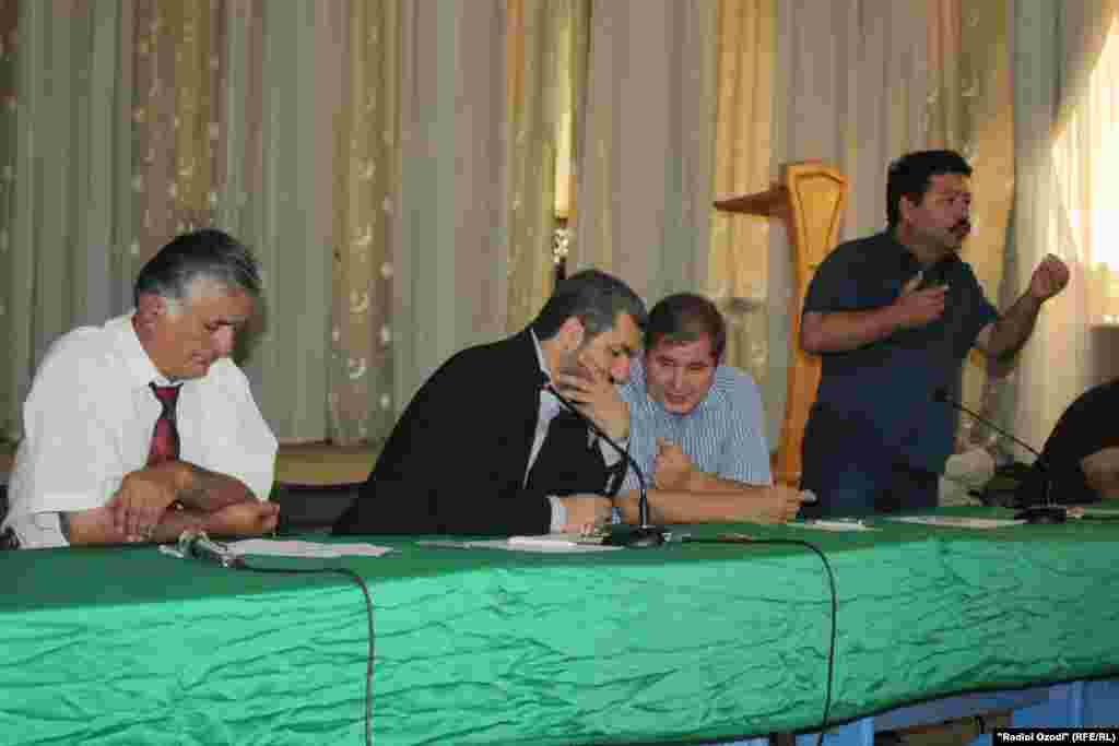 27 июл: Аҳзоби мухолиф дар Душанбе хостори интихоботи раисиҷумҳури оянда танҳо барои давраи гузариш, яъне аз 2 то 4 сол шуданд