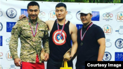 Нурсултан сүрөттө солдон биринчи 