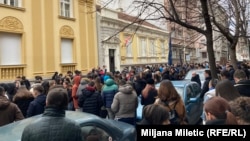 Studenti i građani odaju poštu žrtvama požara u Kočanima, 18. mart 2025.