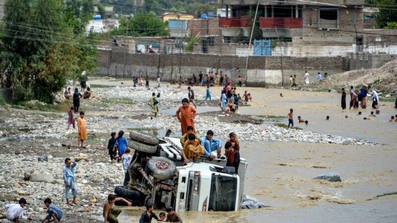 Продолжуваат спасувачките операции по поплавите во Авганистан и Пакистан 