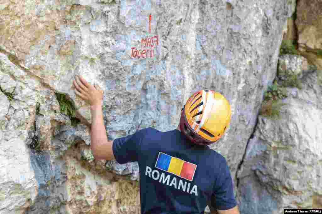 Cosmin Candoi, campion mondial la paraclimbing în anul 2019, se uită la un traseu de escaladă denumit &bdquo;Masa Tăcerii&rdquo;, în Cheile Sohodolului.