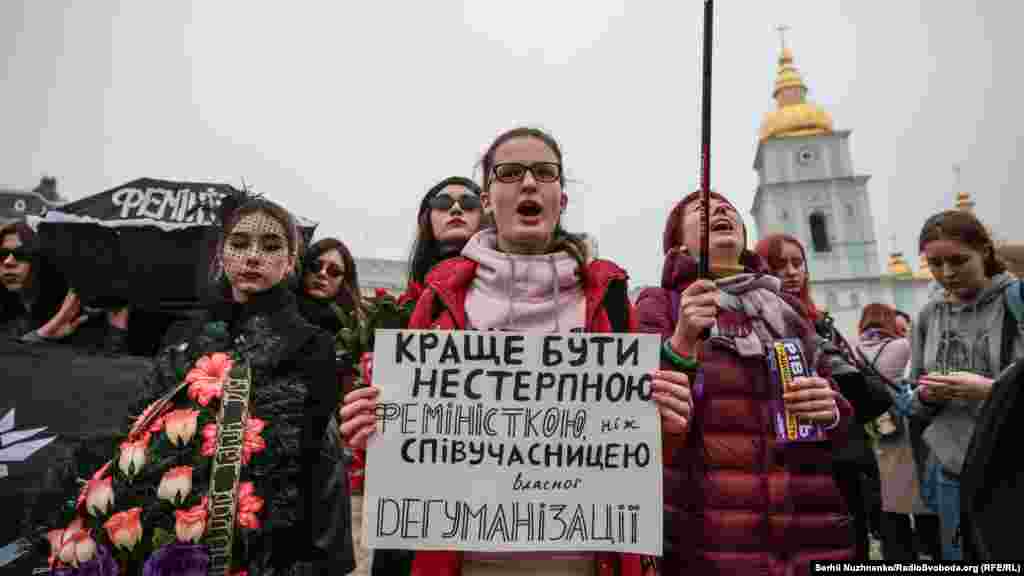 На цьогорічний марш прийшли активісти у чорному з трояндами в руках та труною, на якій написано слово &laquo;фемінізм&raquo;