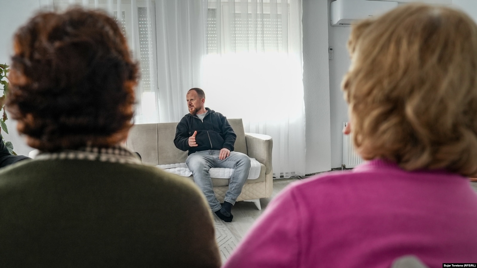 Nëna dhe halla, duke dëgjuar rrëfimin e Bekriut.