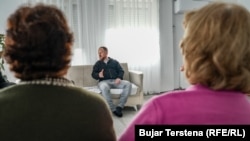 Nëna dhe halla, duke dëgjuar rrëfimin e Bekriut.