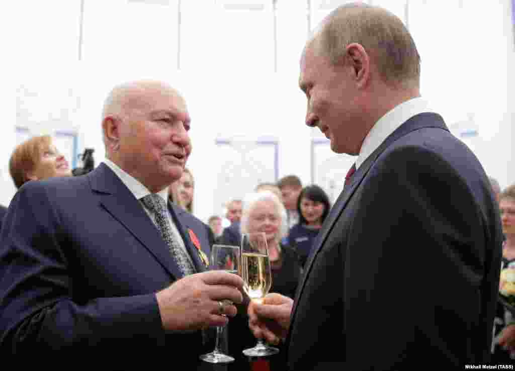 Russian President Vladimir Putin presents Luzhkov with an Order of Merit for the Fatherland in the Kremlin on September 22, 2016,&nbsp;an honor that the former Moscow mayor portrayed as a sign that his relations with the Russian leadership were on the mend. &nbsp;