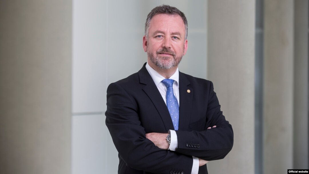 Bernd Fabritius este indignat de reacția lentă a Guvernului Dăncilă, care nu este dispus să combată defăimarea minorității germane