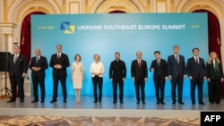 „Fotografia de familie” a summitului de la Kiev, din 15 iulie.