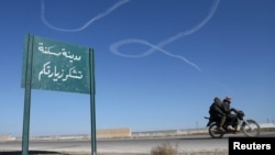 فرار غیرنظامیان دیرحافر به‌دلیل ترس از تشدید درگیری میان نیروهای دموکراتیک سوریه به رهبری کردها و دولت سوریه