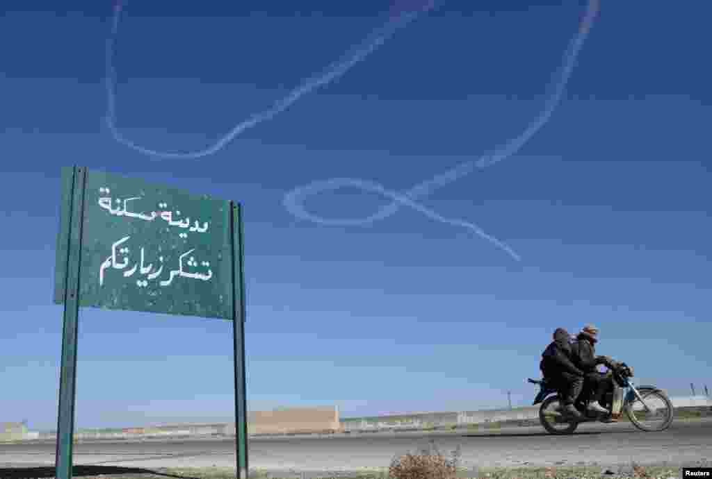 Жители Дейр-Хафира уезжают на запад, опасаясь эскалации конфликта между курдскими Сирийскими демократическими силами (СДС) и сирийским правительством, 16 января 2026 года. REUTERS/Orhan Qereman