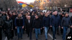 Участники шествия, потребовавшие отставки премьер-министра Армении Никола Пашиняна. Ереван, 27 февраля 2021 года.