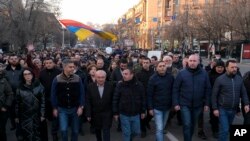 Участники шествия, потребовавшие отставки премьер-министра Армении Никола Пашиняна. Ереван, 27 февраля 2021 года.