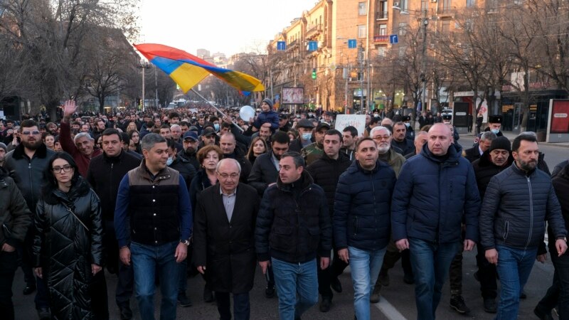 Ermeni protestçileri Paşinýanyň gitmegini talap edip, hökümet binasyna hüjüm edýärler