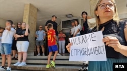 Протестиращи се събраха и пред Съдебната палата в Пловдив.
