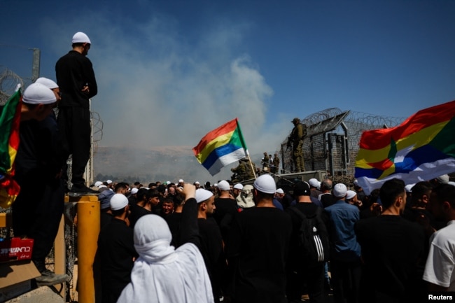 Druze izraelitë në tubim ndërsa përpiqen të shkojnë në Siri për të ndihmuar vëllezërit e tyre. Lartësitë e Golanit, vija ndarëse, 16 korrik 2025