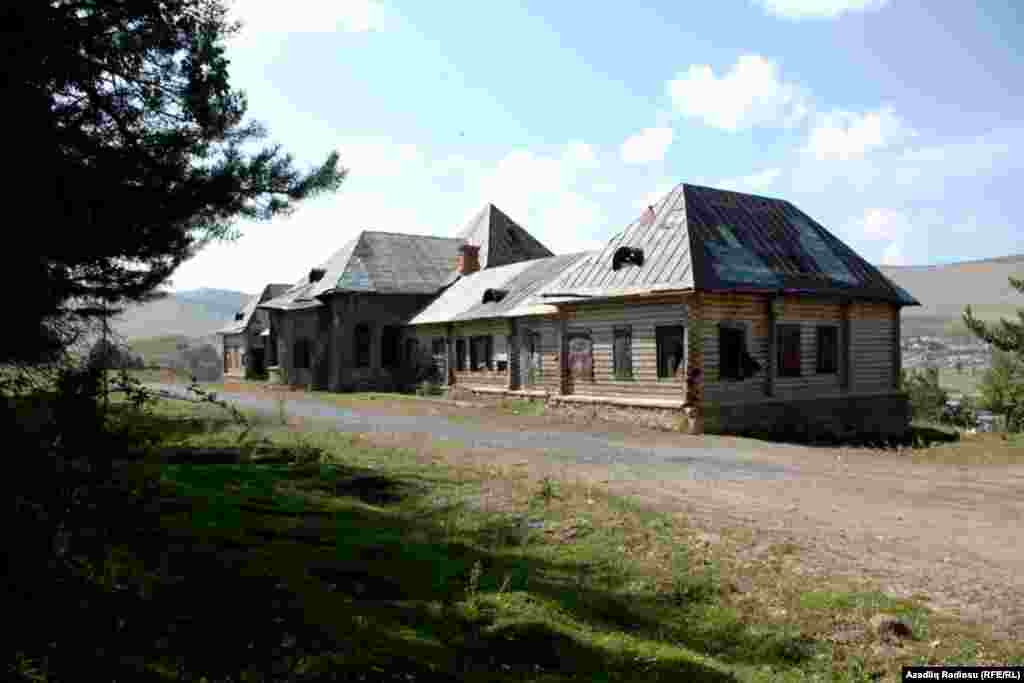 1900-1902 ci illərdə tikildiyi ehtimal olunan bu saray dövrünün çarı II Nikolayın öz həyat yoldaşı Yekaterina üçün tikdirdiyi qeyd edilir.