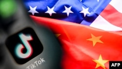 Ilustrație care arată logo-ul aplicației TikTok pe fundalul steagurilor SUA și China.