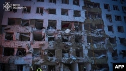 საგანგებო სიტუაციების სამსახურმა 16 აპრილს სოციალური ქსელებით გაავრცელა ოდესაზე რუსული რაკეტებითა და დრონებით შეტევის შედეგების ამსახველი ფოტოები